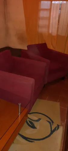 Vendo 2 poutronas usadas em otimo estado na  cor vermelha  200,00 cada uma 
