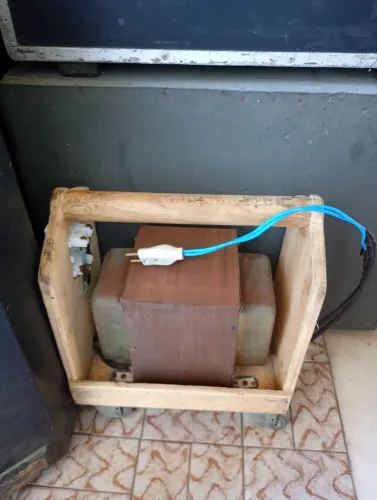 TRANSFORMADOR DE ENERGIA DE 7.500 VOLT FUNCIONA 110/220