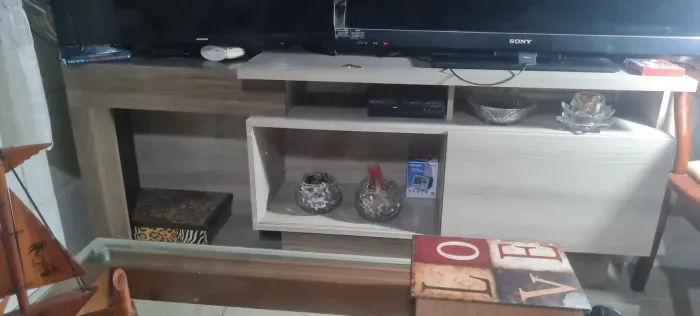Rack madeirado em ótimo estado