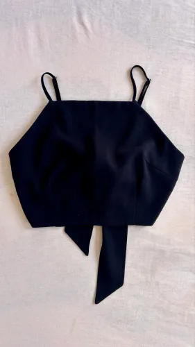 Cropped Ísis Preto - Alça Fina com Faixa Amarração