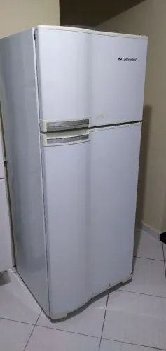 Vende-se geladeira para consertar.
