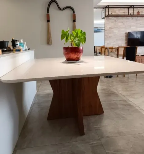 Mesa de Jantar quadrada belíssima. Medida de  1.40m. Oportunidade única.