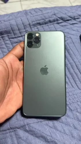 Vendo iPhone 11 pro max 256 gb.tela e bateria foram trocadas