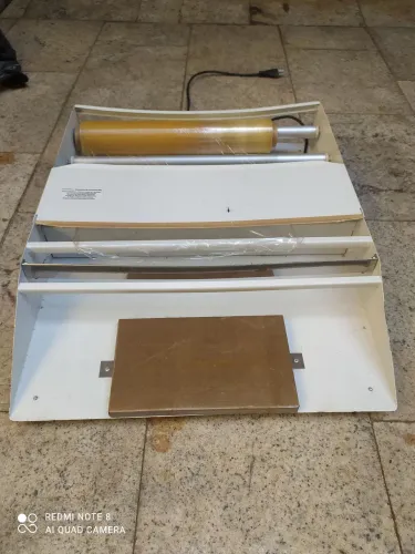 Seladora de frios elétrica,já com o rolo de filme ,na cor branca, funcionando perfeita 