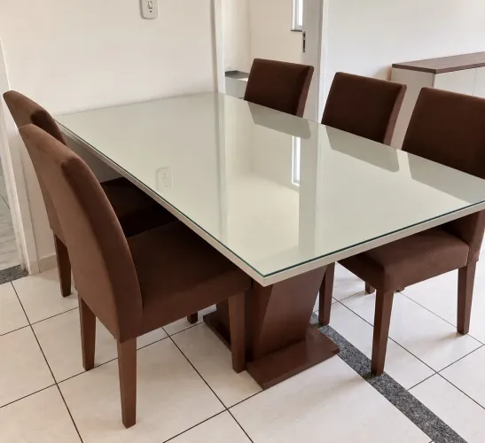 VENDO MESA DE JANTAR COM 6 CADEIRAS E TAMPO DE VIDRO - R$ 1.800