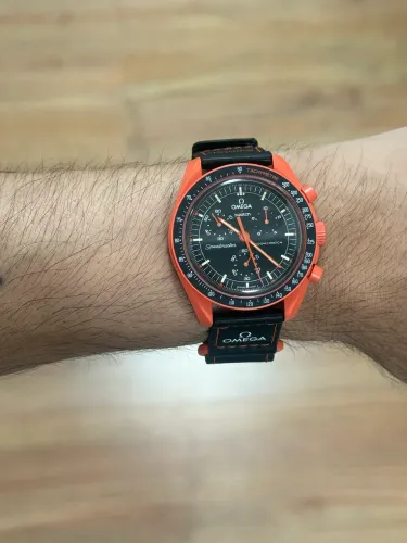 Omega X Swatch Mission On Earth - Lava, completo
