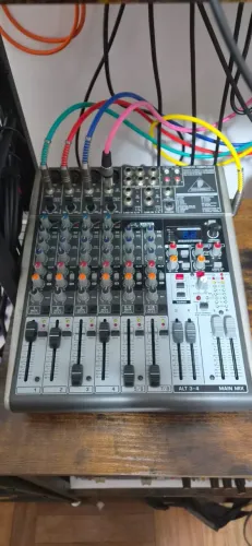 Mesa de som Behringer X1204USB
