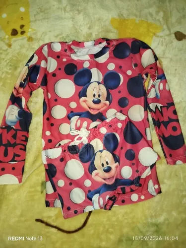 Conjunto de banho do Mickey de menino. 