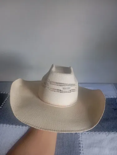 Chapéu pralana branco Tam M bem conservado ,só tem um leve amassado na frente
