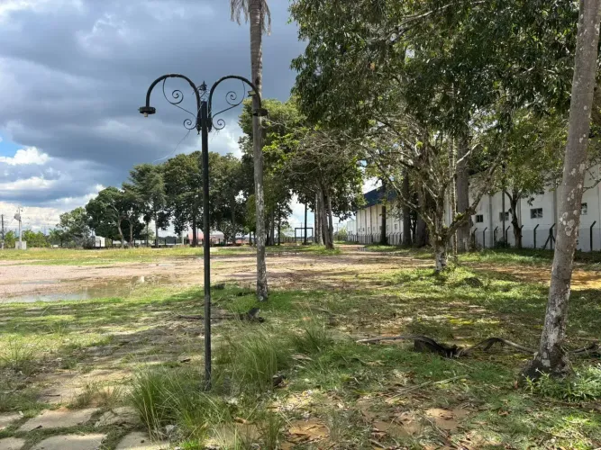 Pátio para aluguel/ Torquato Tapajós
