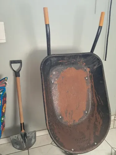 Carrinho de mão e Pá