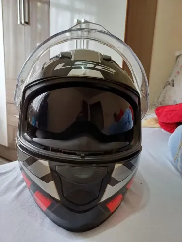 Vende-se e parcelo no cartão capacete LS2 com óculos semi novo