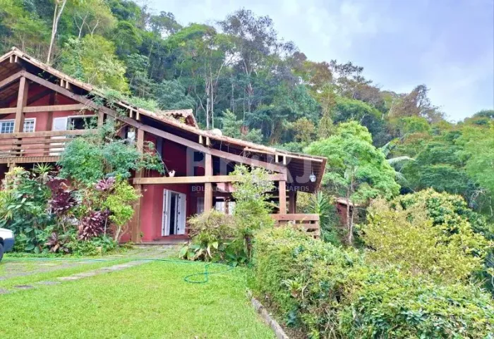 CASA no CONDOMÍNIO COUNTRY CLUB DE ITAIPAVA com 6 Quartos (sendo 4 suítes)