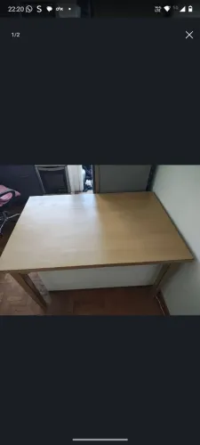 Mesa em madeira clara 