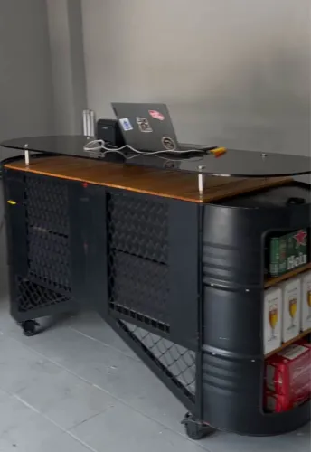 Balcão estilo industrial com vidro temperado e rodinha