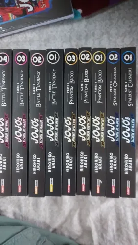 Mangas Jojo - 4 volumes battle tendecy/3 volumes phantom blood/2 volumes stardust crusader
