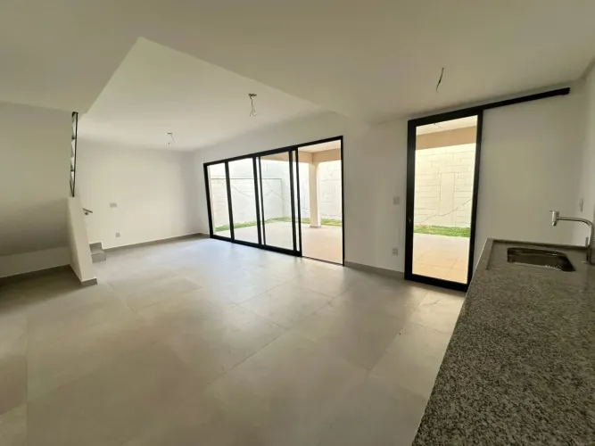 Sobrado para venda tem 181 metros quadrados com 4 quartos