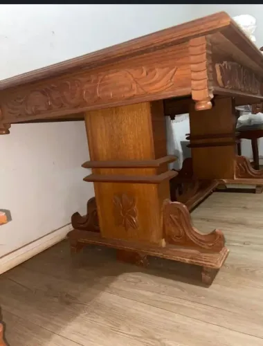 Mesa de madeira maciça talhada a mão estilo colonial. 