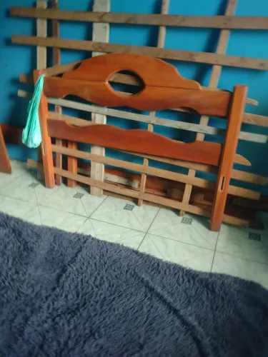 Vendo cama de casal de madeira em estado muito boa