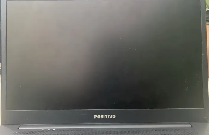 Notebook Positivo Motion Tela T4 para retirada de peça, dando sinal de vida