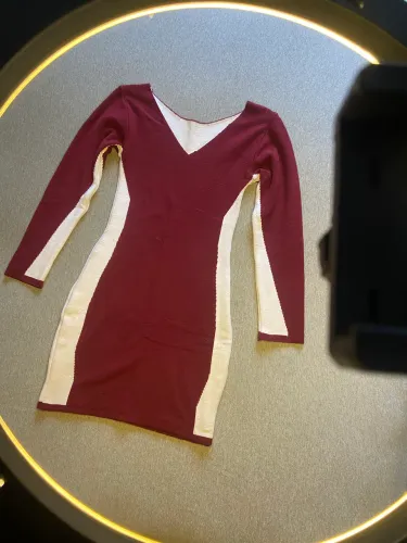 vestido de lã na cor vinho com detalhes em branco, tamanho p (veste 36/38).