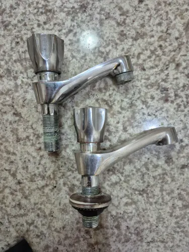 Torneiras de pia usadas( kit 2 peças)
