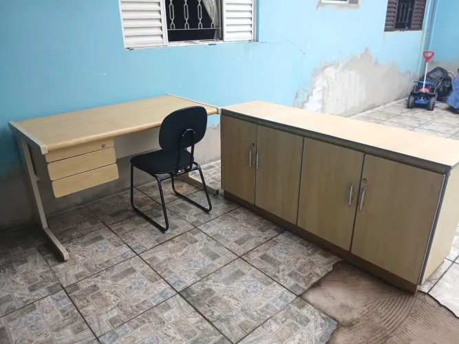 Escrivaninha + cadeira + armário para escritório