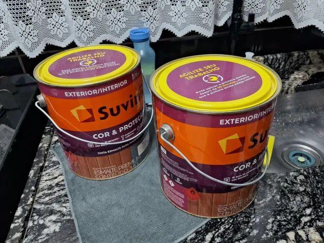 Vendo Dois galões de tinta de cor areia.