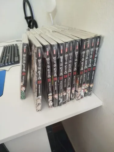 Coleção completa demon Slayer todos em saquinhos adesivos (preço pode ser combinado)