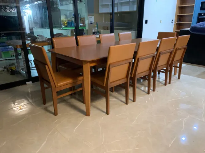 Mesa de jantar de madeira