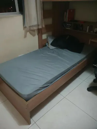 Cama de madeira só a de baixo