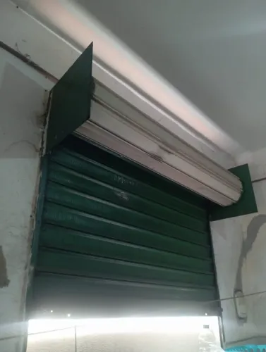 Porta de Aço de Enrolar 1,50m x 3,00m - Completa com Trilhos (Branca/Verde)