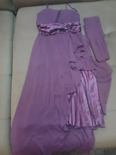 Vestido de festa com echarpe