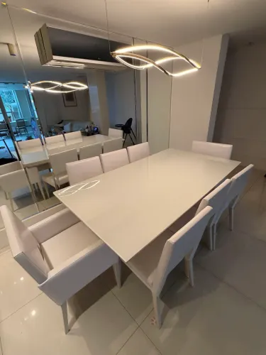 Mesa de 8 lugares com tampão de vidro em ótimo estado