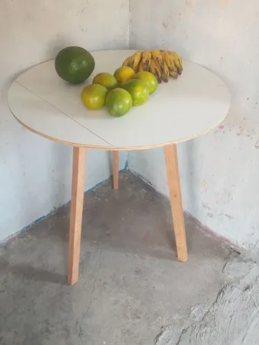 Mesa multiuso em madeira e fórmica.