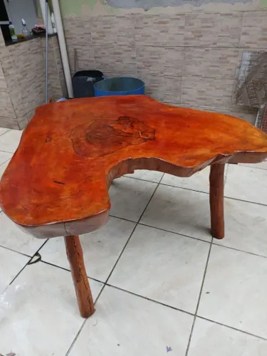 Mesa artesanal impecável