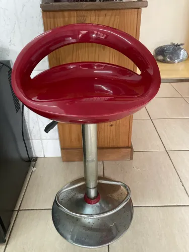 Banqueta alta para cozinha integrada ou área gourmet. 