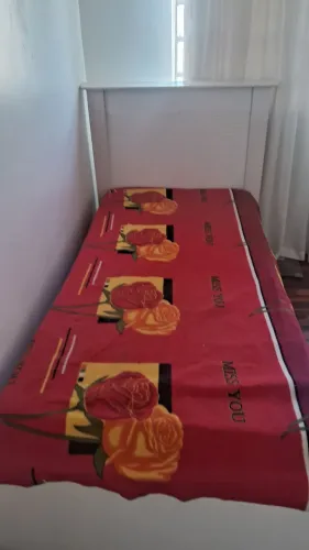 Vendo cama de solteiro com colchão.