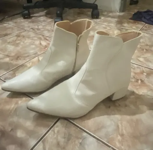 Bota branca de bico fino