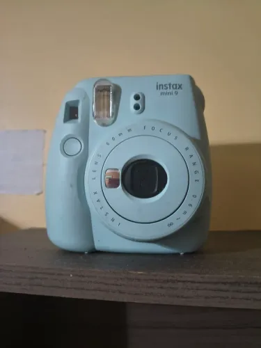 Câmera polaroid instax mini 9