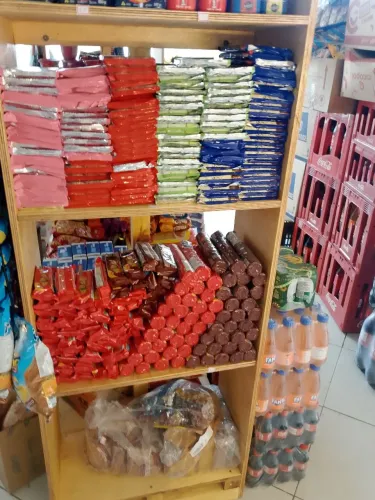 Fabrico gôndolas e prateleiras em compensado afins.