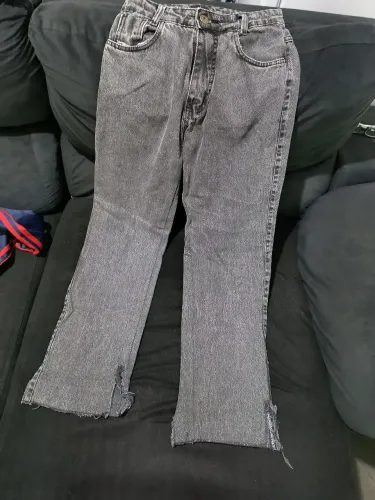 Calça jeans "flare" cinza