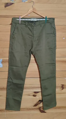 Calça sarja masculina verde militar, usada, número 46
