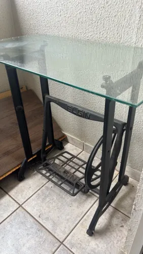 Mesa de máquina de costura antiga