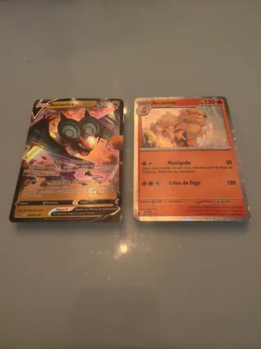 Figurinhas Pokémon NoivernV e Arcanine em perfeito estado 