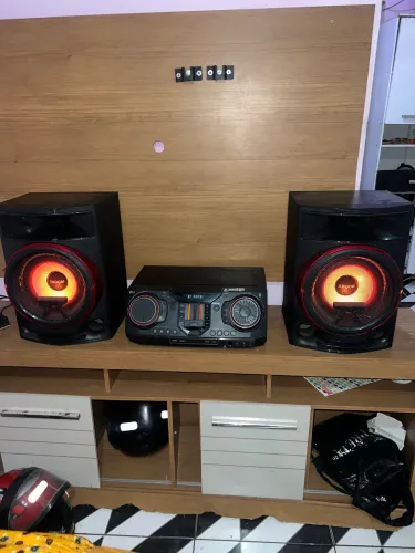 VENDO SOM BEM CONSERVADO , TODO BOM 1250 WATTS NÚMERO PRA CONTATO *27 