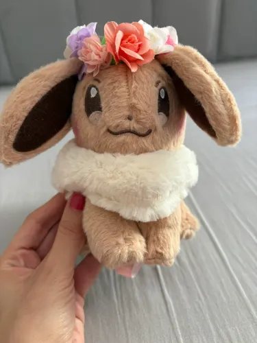 Pelucia Pokémon Eevee flores - Pokémon Center