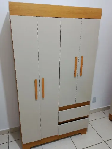 Guarda roupas sem marca de uso