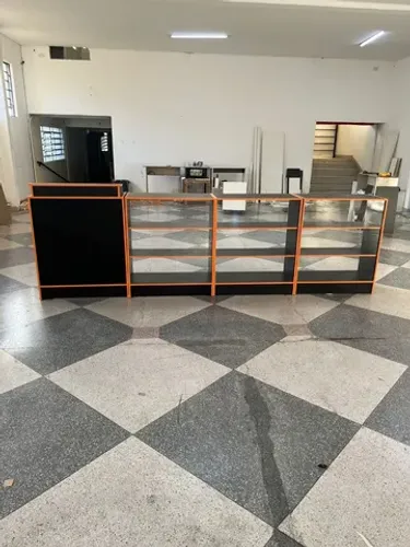 BALCÃO CAIXA + 3 BALCÃO VITRINE PRETO C/ FITA LARANJA 