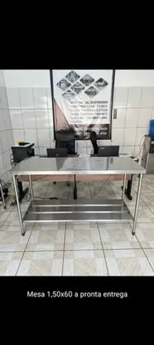 Bancada Mesa de inox industrial(reforçada)com uma prateleira gradeada. Medidas: 1.50x60x90